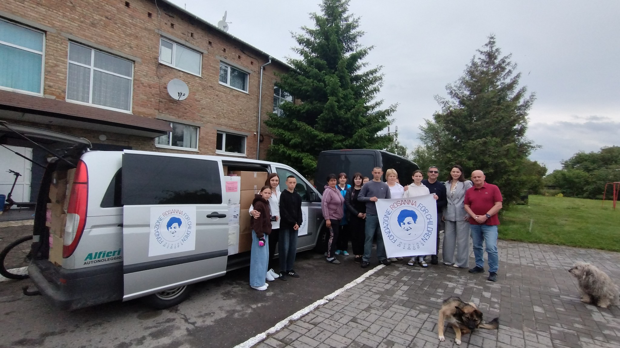 Il gruppo della missione in Ucraina accanto al Vito e allo striscione della Fondazione